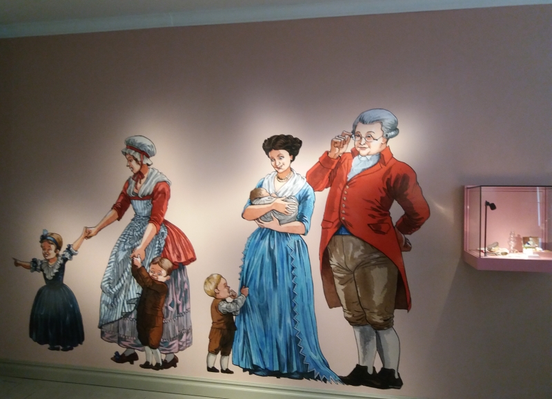 Tiitu Takalon taiteilema Pippingin perhe toivottaa vieraat tervetulleiksi museoon.