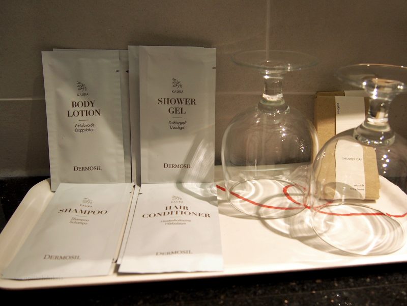 Dermosilin kosmetiikkatuotteita Original Sokos Hotel Alexandran Superior-huoneessa. Kuva: Arjen pilkahduksia -blogi, luvaton käyttö kielletty