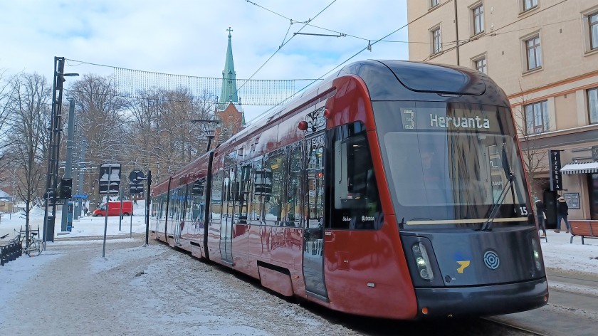 Punainen raitiovaunu saapumassa pysäkille Tampereella. Kuva: Arjen pilkahduksia -blogi, luvaton käyttö kielletty.